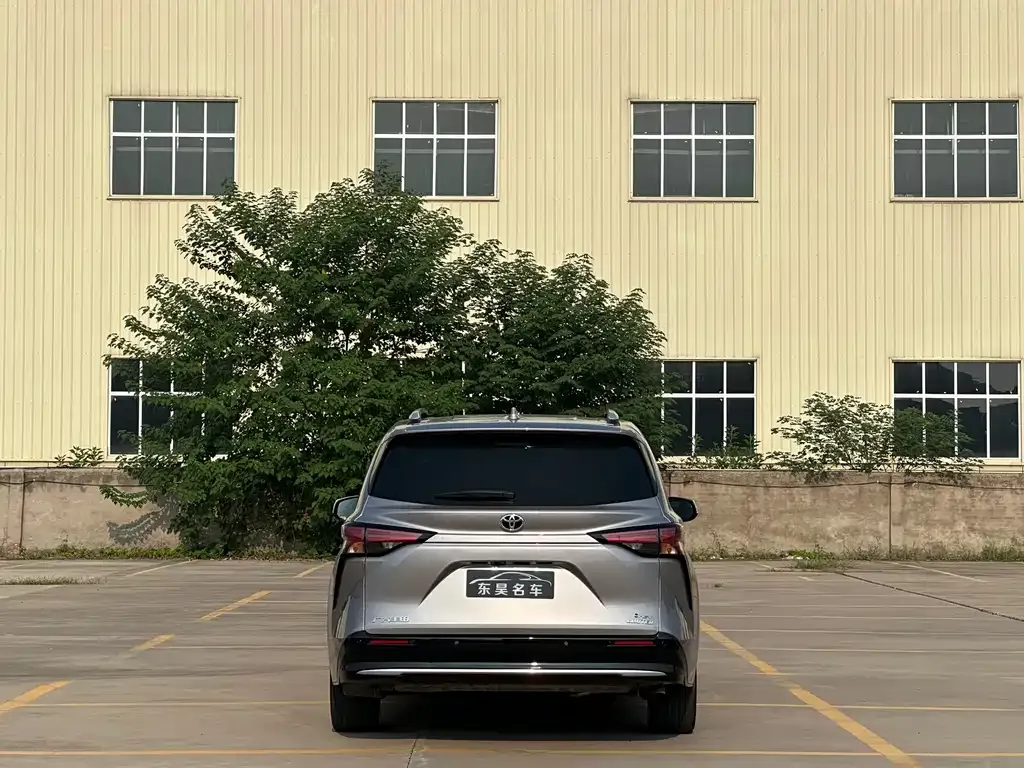 Toyota Sienna — фото 5