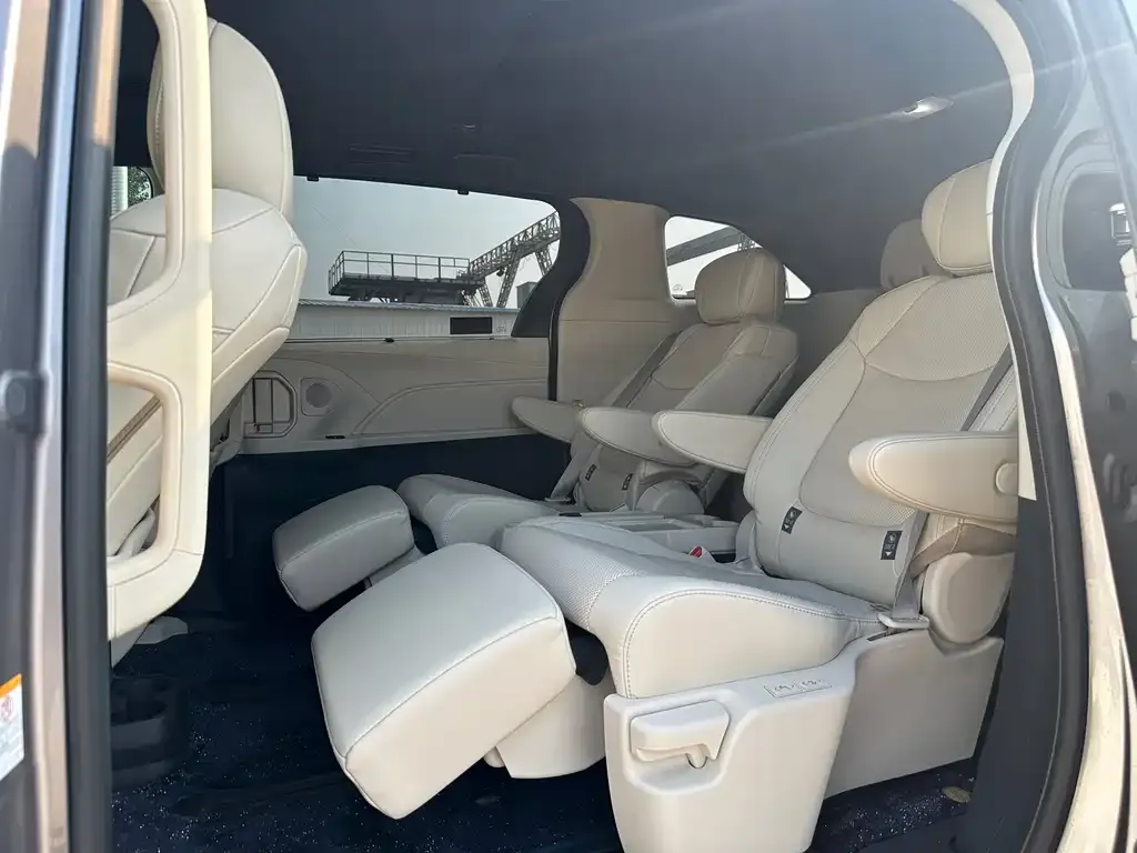 Toyota Sienna — фото 8