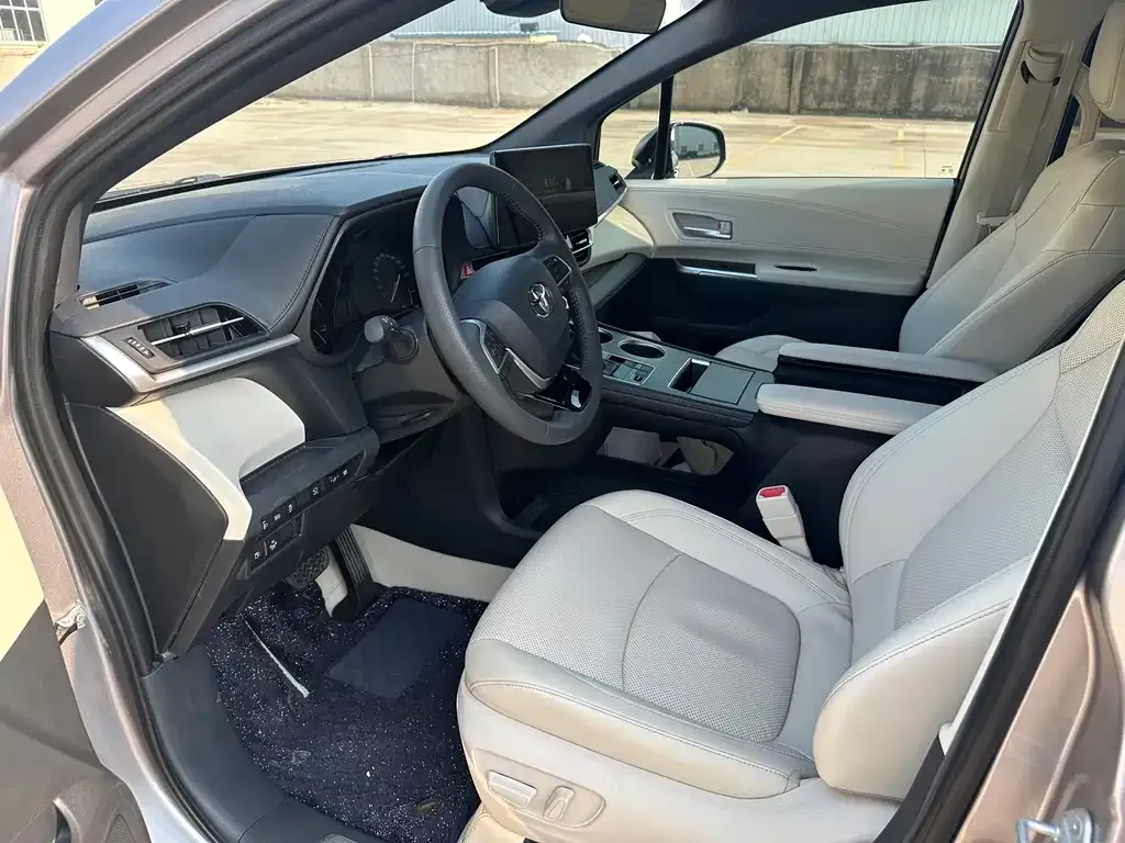 Toyota Sienna — фото 9