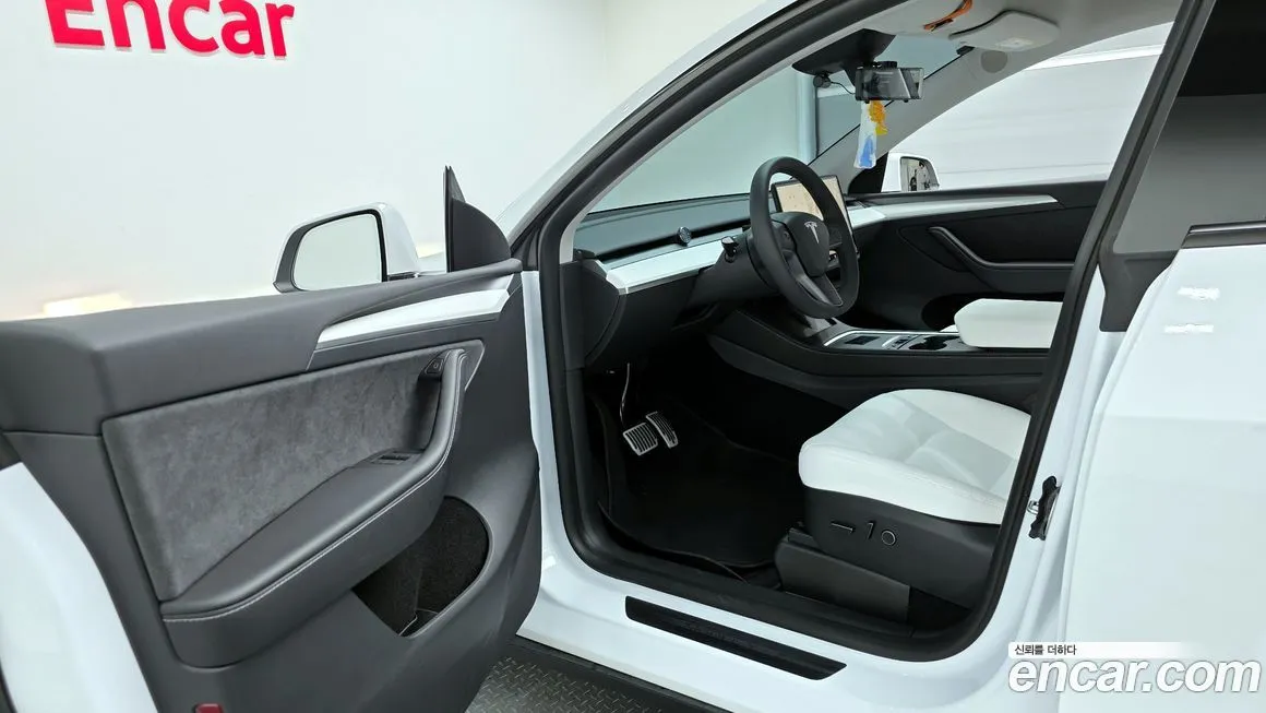Tesla Model Y — фото 10