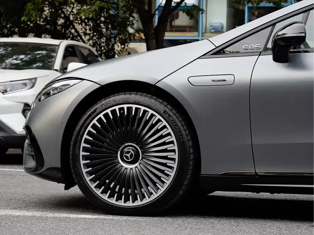 Mercedes-Benz EQS AMG — фото 9