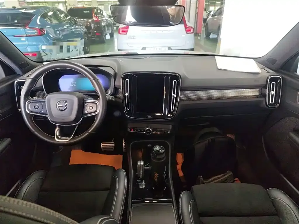Volvo XC40 NEV — фото 10