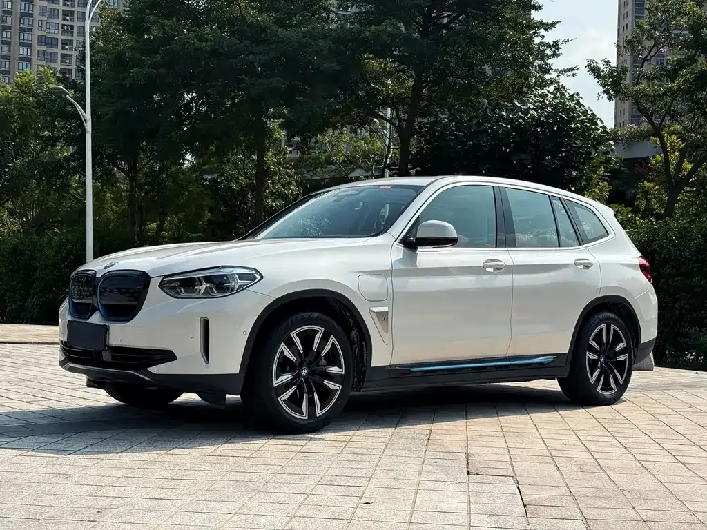 BMW iX3 — фото 1