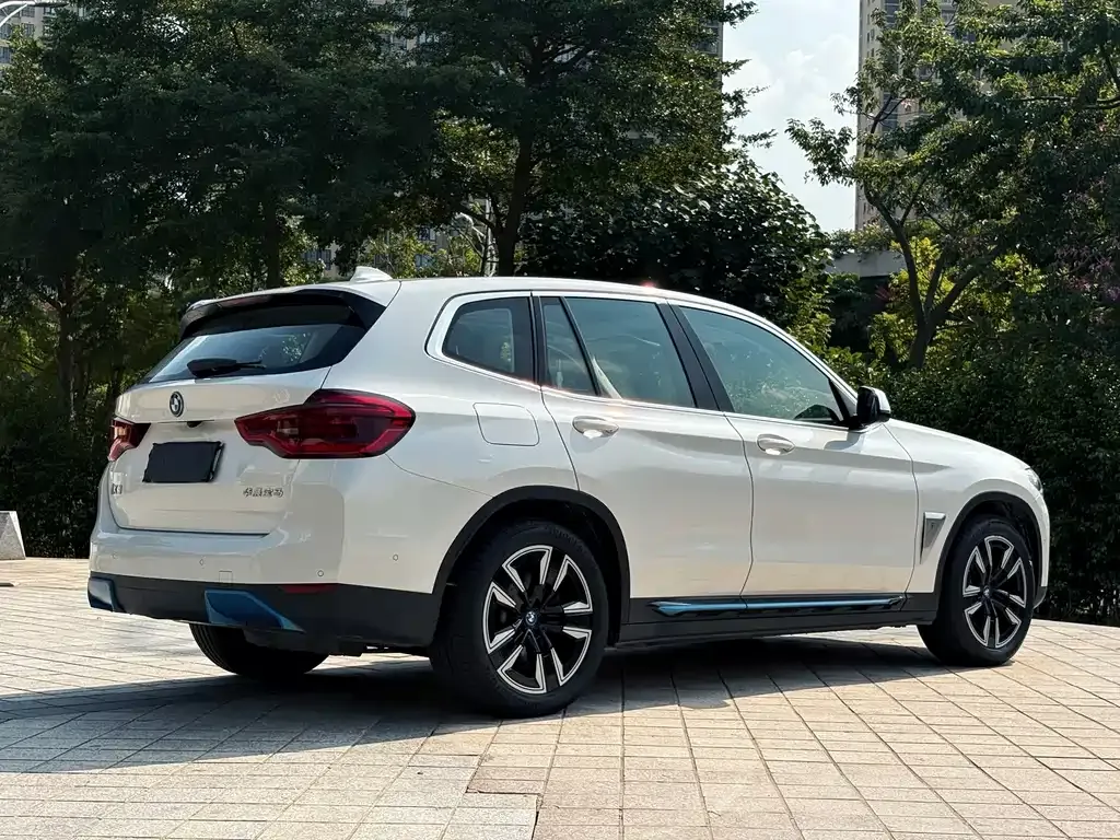 BMW iX3 — фото 6