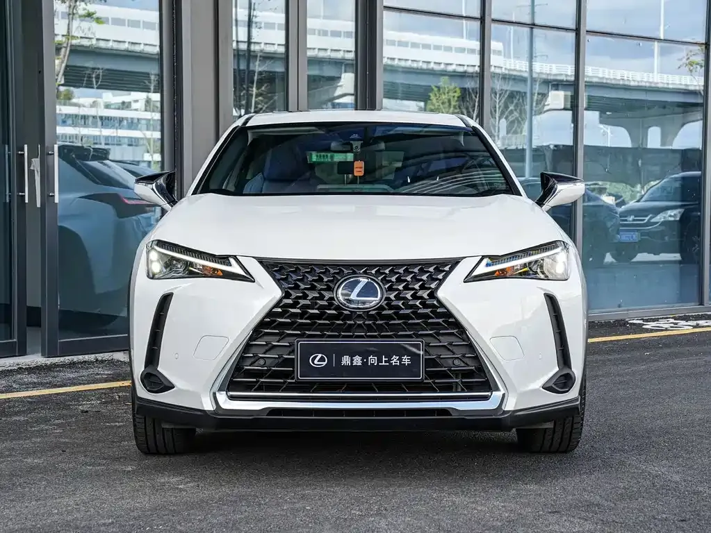 Lexus UX — фото 1