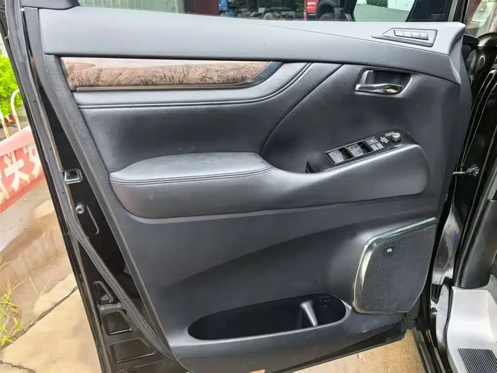 Toyota Vellfire — фото 10