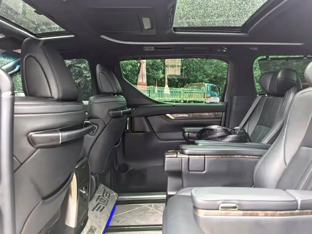 Toyota Vellfire — фото 8
