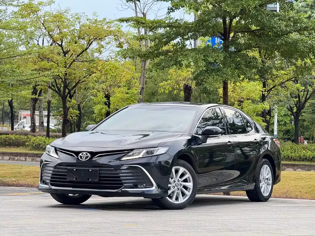 Toyota Camry — фото 1