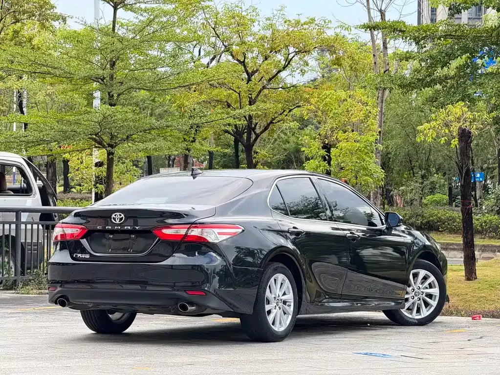 Toyota Camry — фото 9