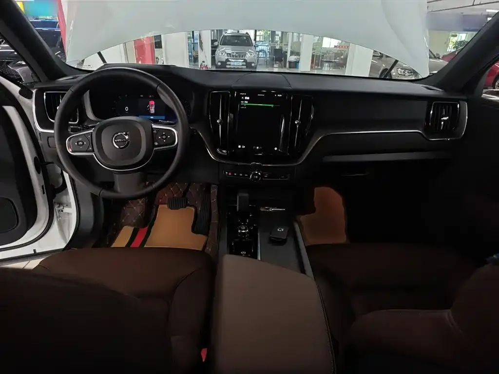 Volvo XC60 — фото 10