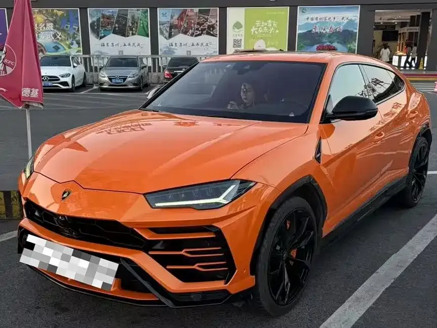 Lamborghini Urus — фото 1
