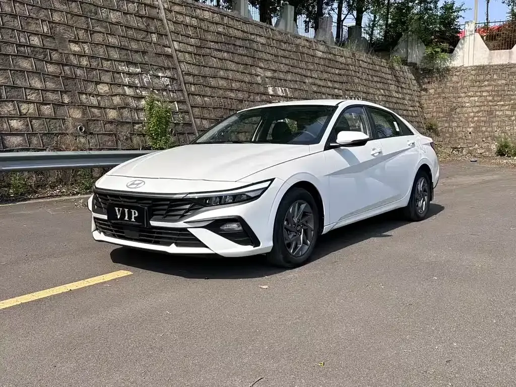 Hyundai Elantra — фото 1