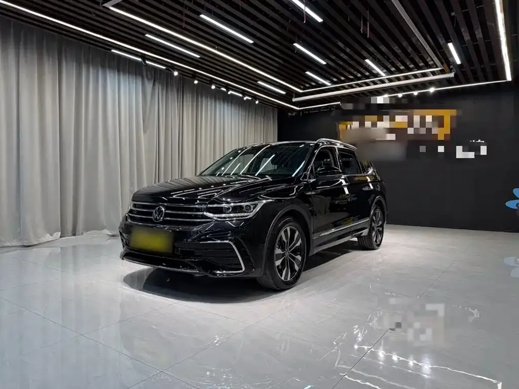 Volkswagen Tiguan L — фото 1