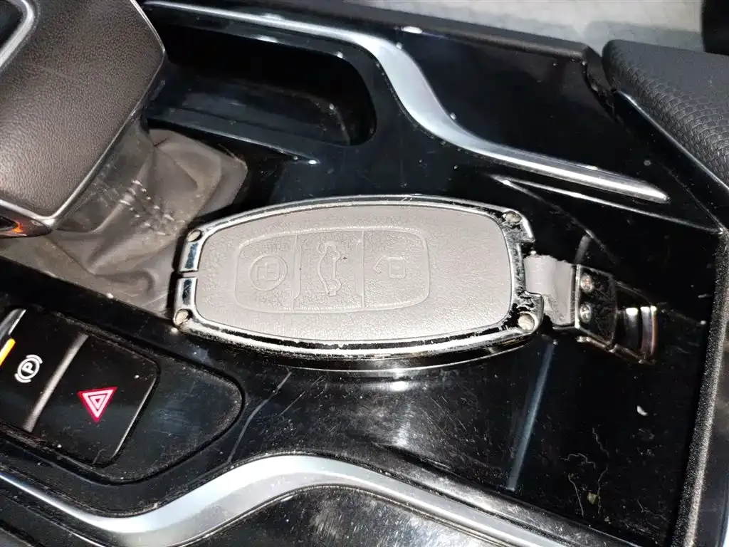Hongqi E-QM5 — фото 9