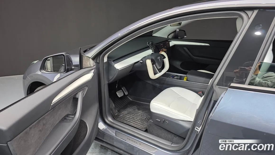 Tesla Model Y — фото 10