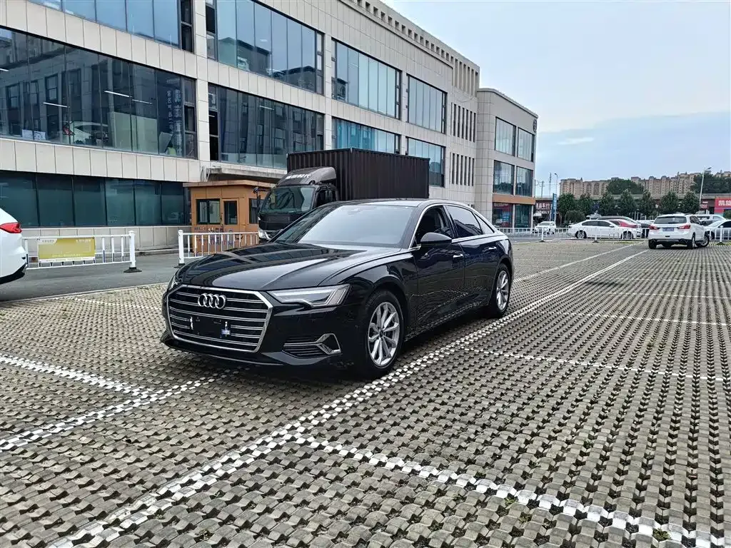 Audi A6L — фото 1