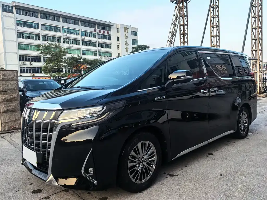 Toyota Alphard — фото 1
