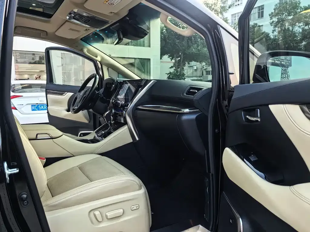 Toyota Alphard — фото 10