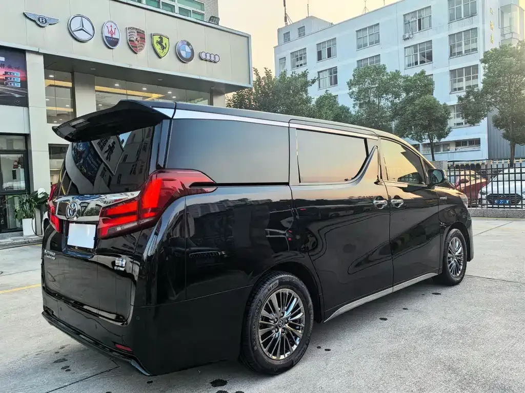 Toyota Alphard — фото 4