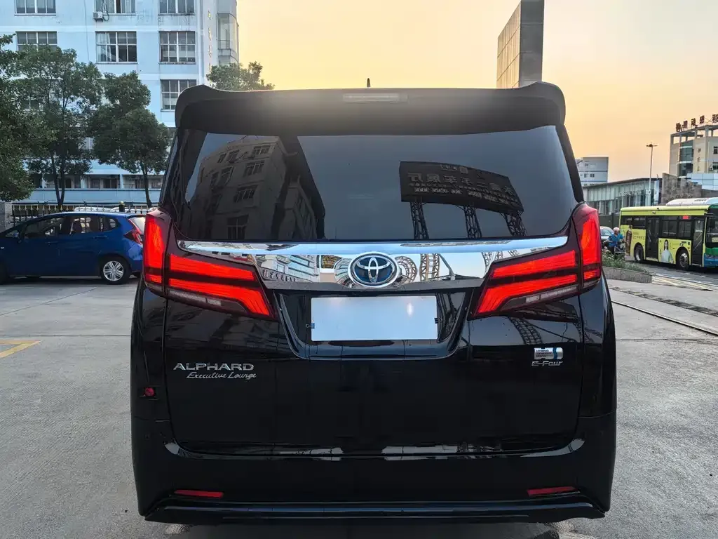 Toyota Alphard — фото 5