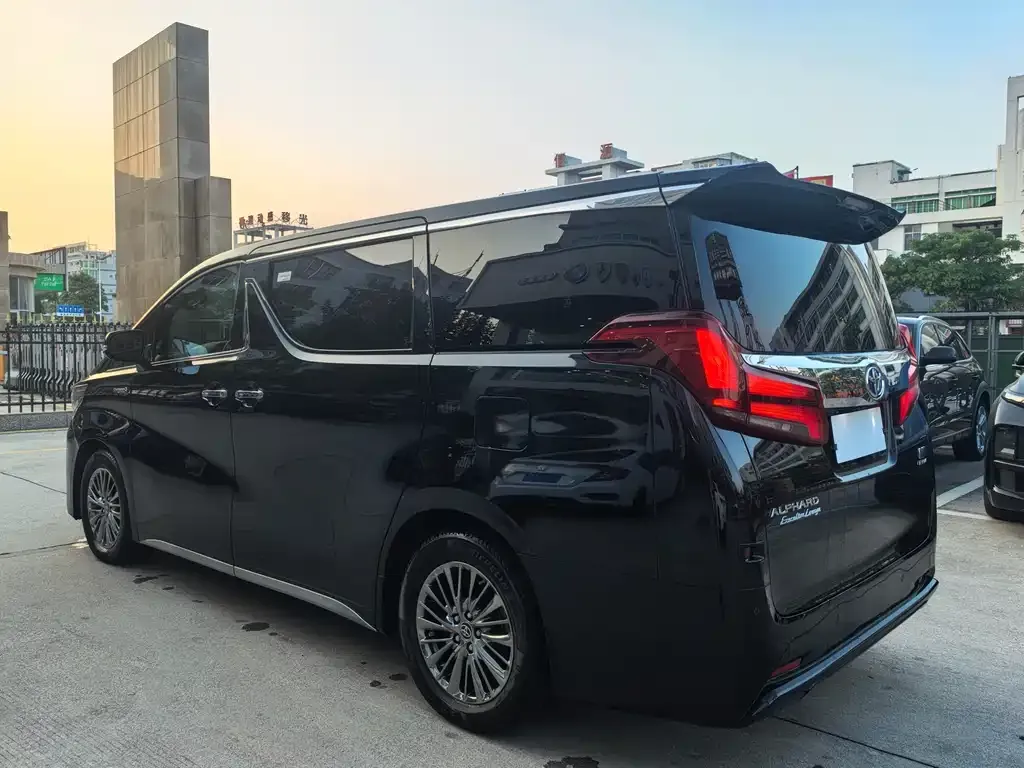 Toyota Alphard — фото 6