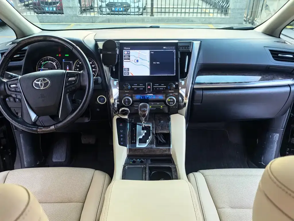 Toyota Alphard — фото 8