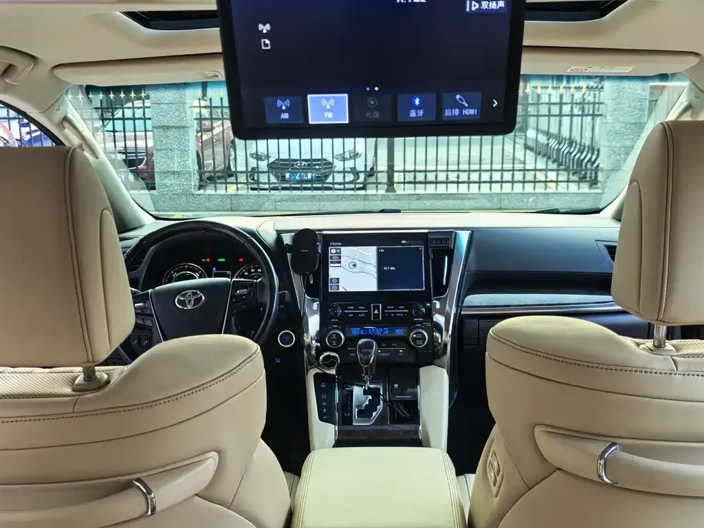 Toyota Alphard — фото 9