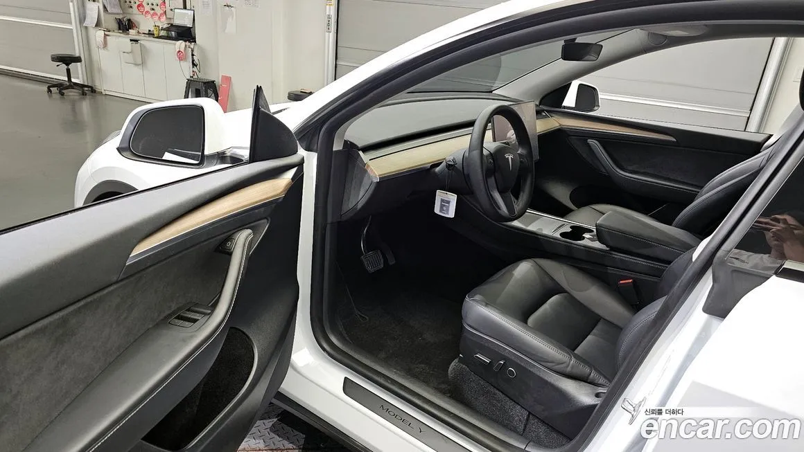 Tesla Model Y — фото 10