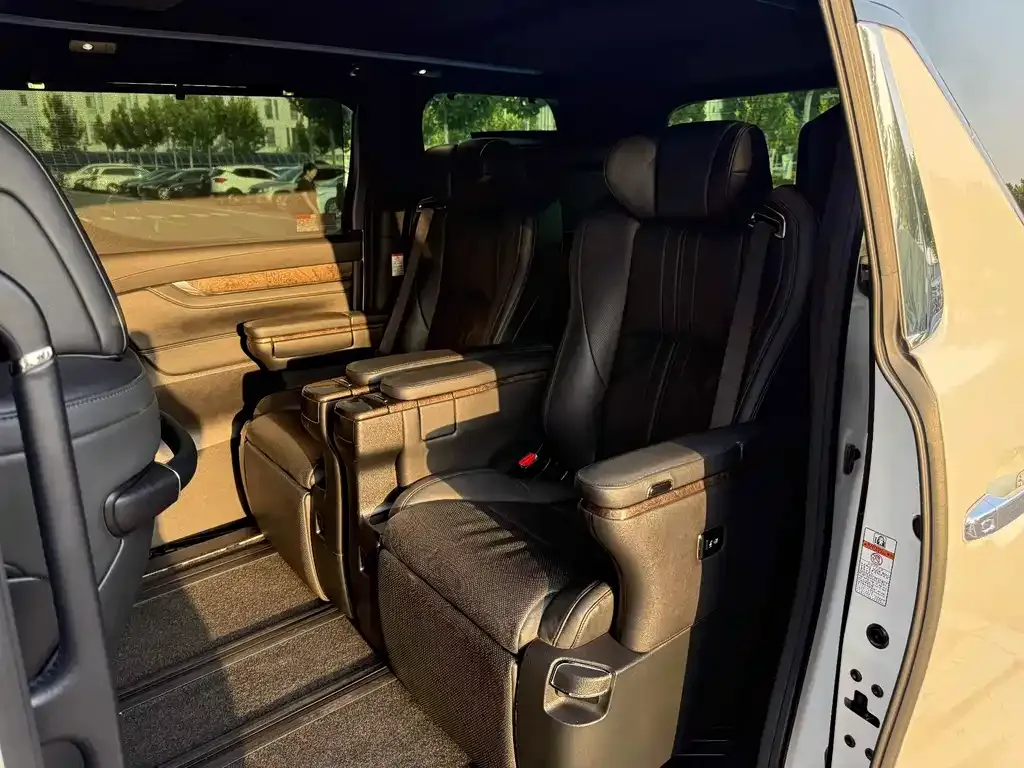 Toyota Vellfire — фото 10