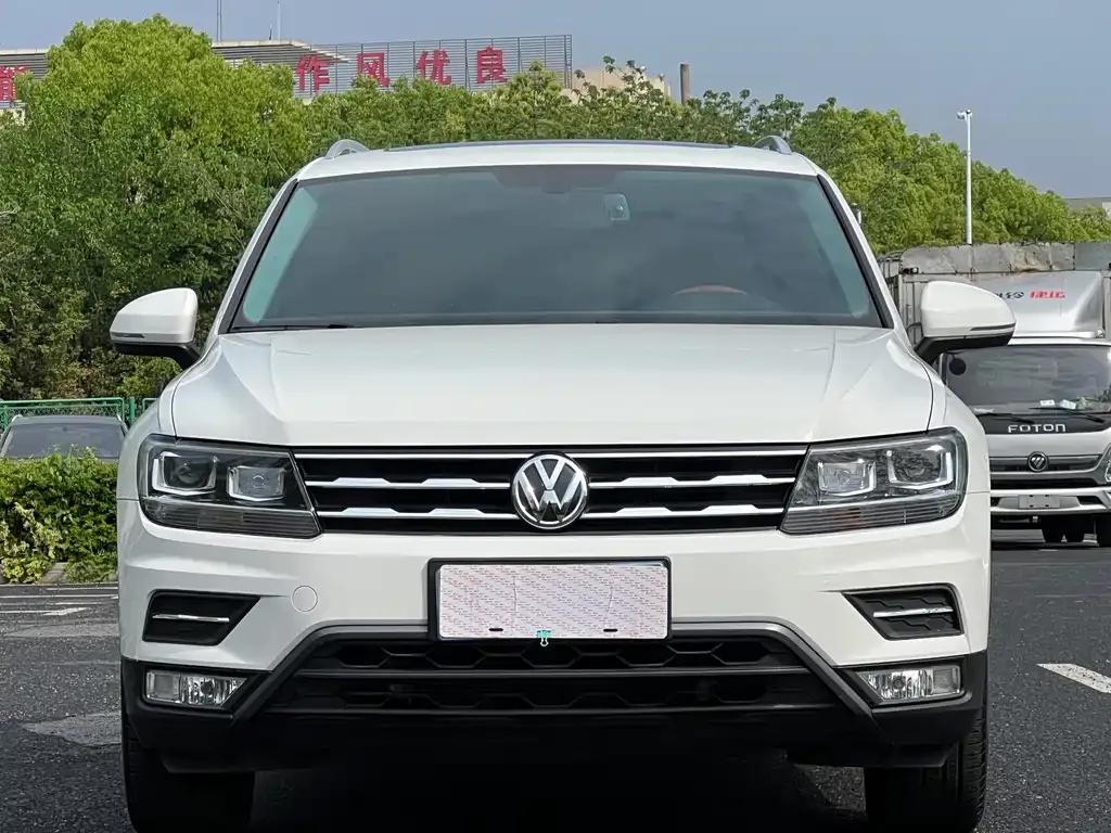 Volkswagen Tiguan L — фото 1