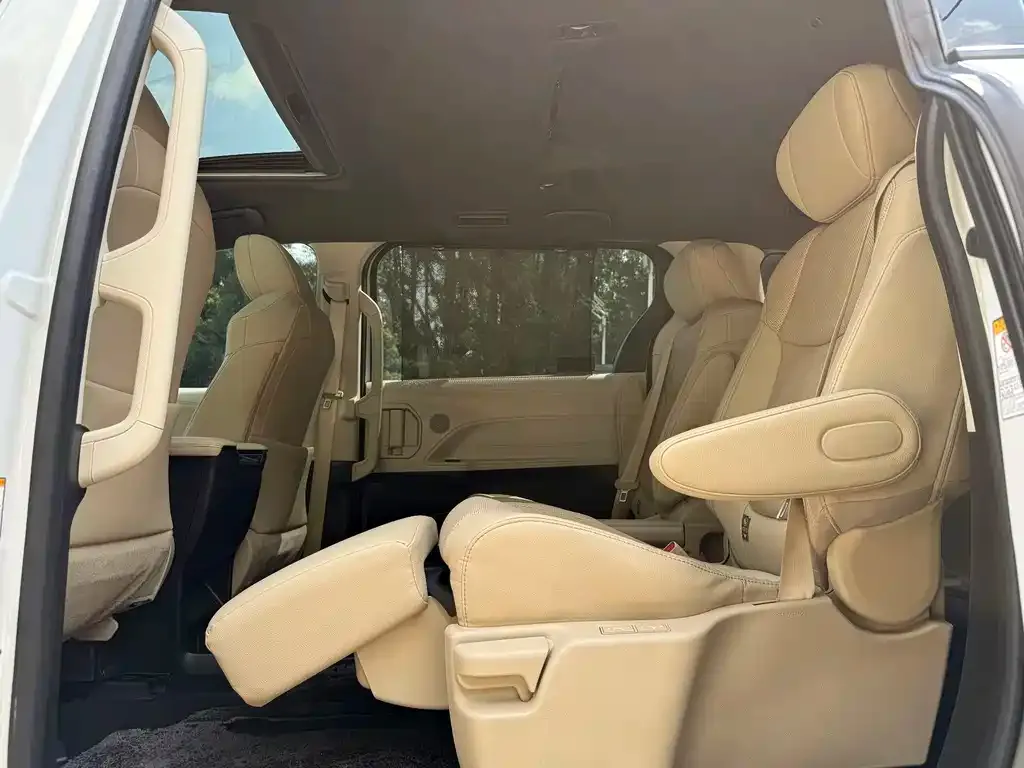 Toyota Sienna — фото 10