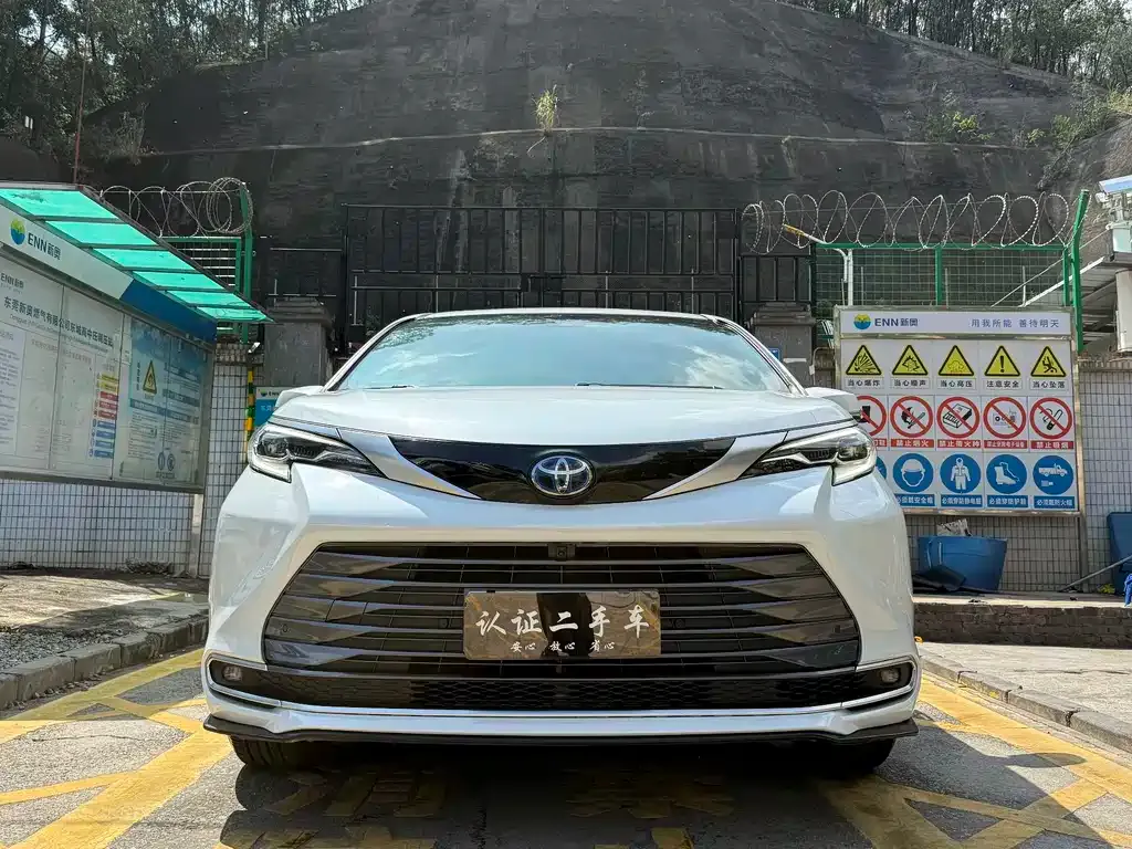 Toyota Sienna — фото 2