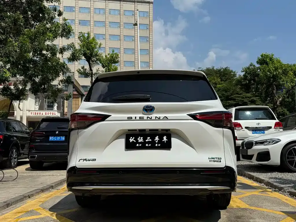 Toyota Sienna — фото 4
