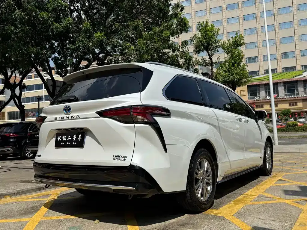 Toyota Sienna — фото 5