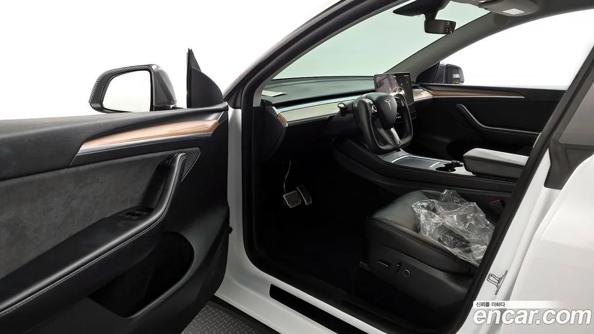 Tesla Model Y — фото 10
