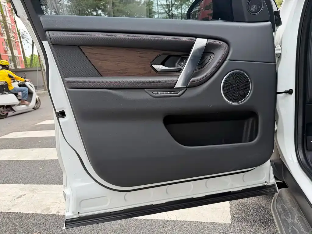 Land Rover Discovery Sport Hybrid — фото 10