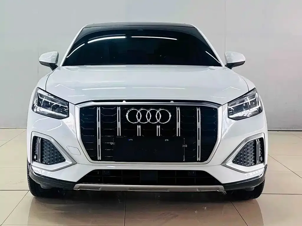 Audi Q2L — фото 1
