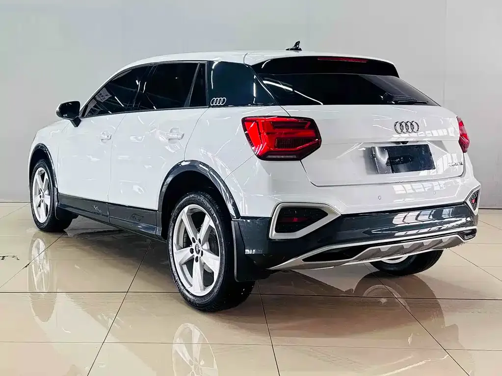 Audi Q2L — фото 6