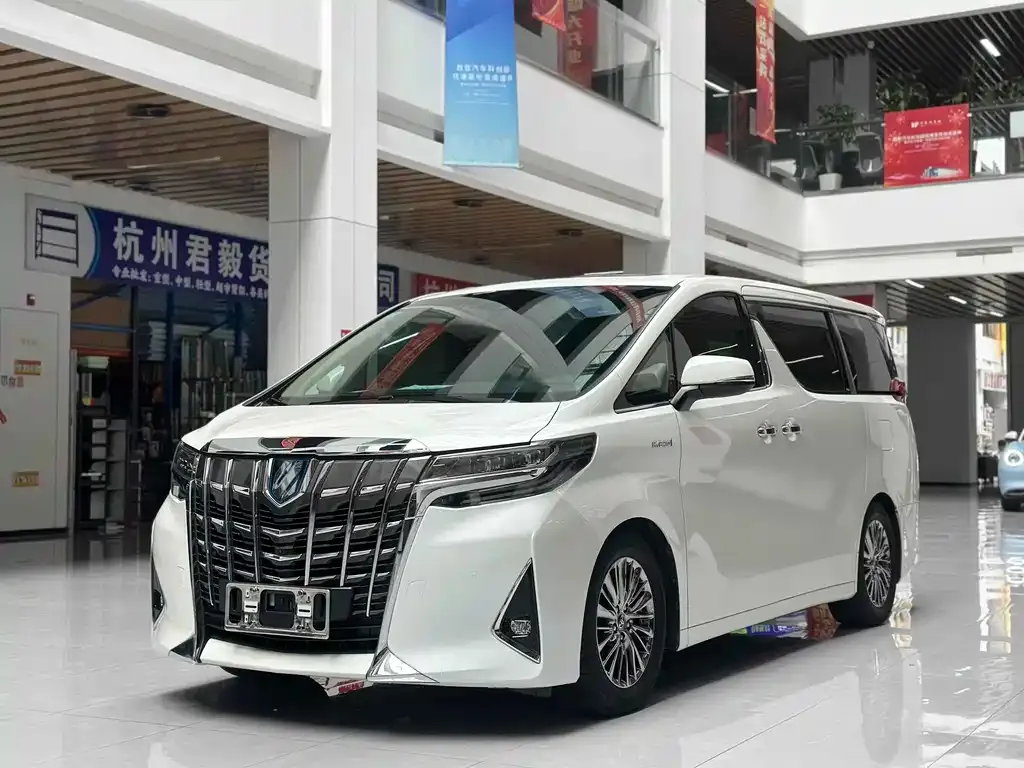 Toyota Alphard — фото 1