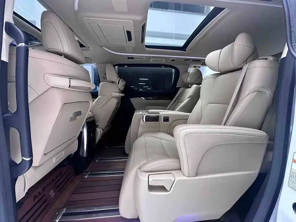 Toyota Alphard — фото 10