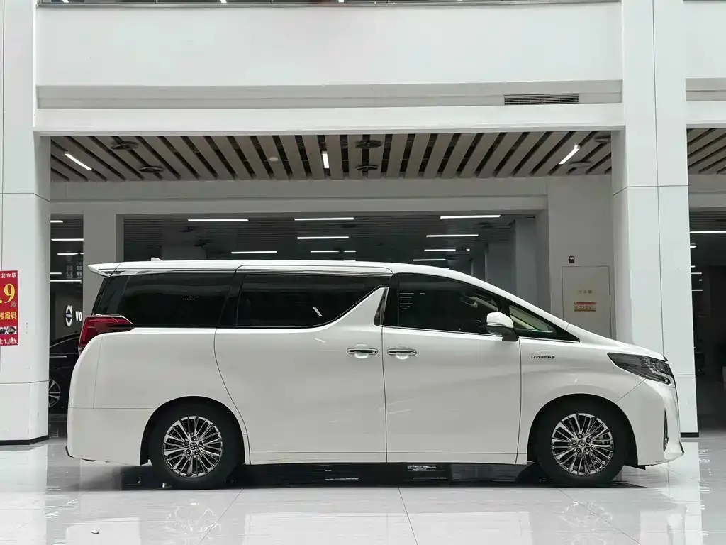 Toyota Alphard — фото 4