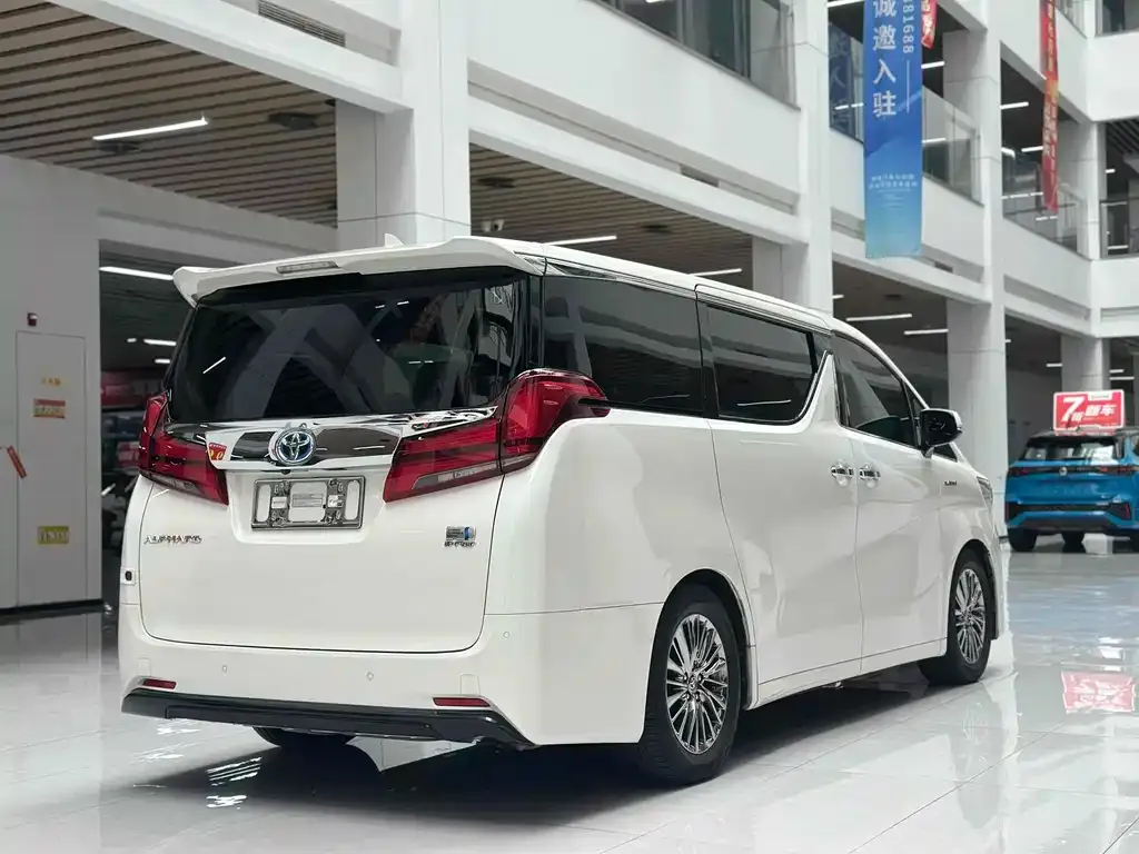 Toyota Alphard — фото 7