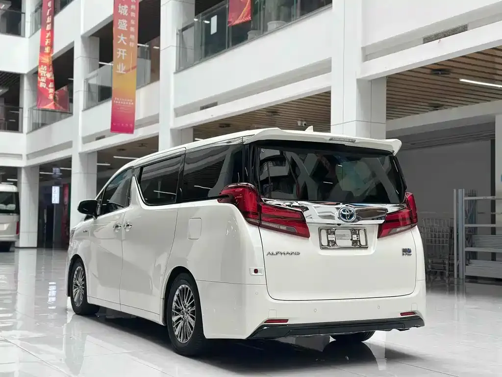 Toyota Alphard — фото 8
