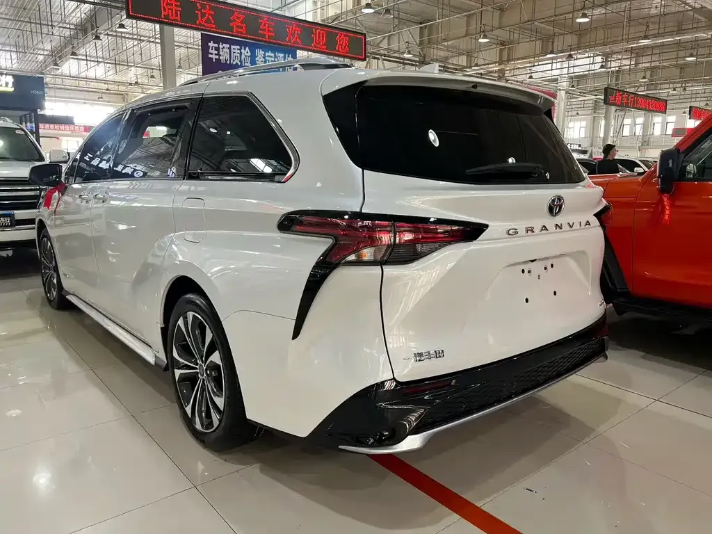 Toyota Granvia — фото 7