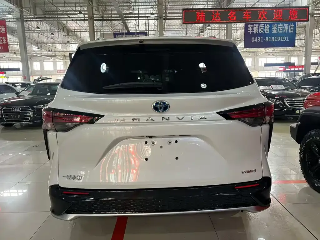 Toyota Granvia — фото 8