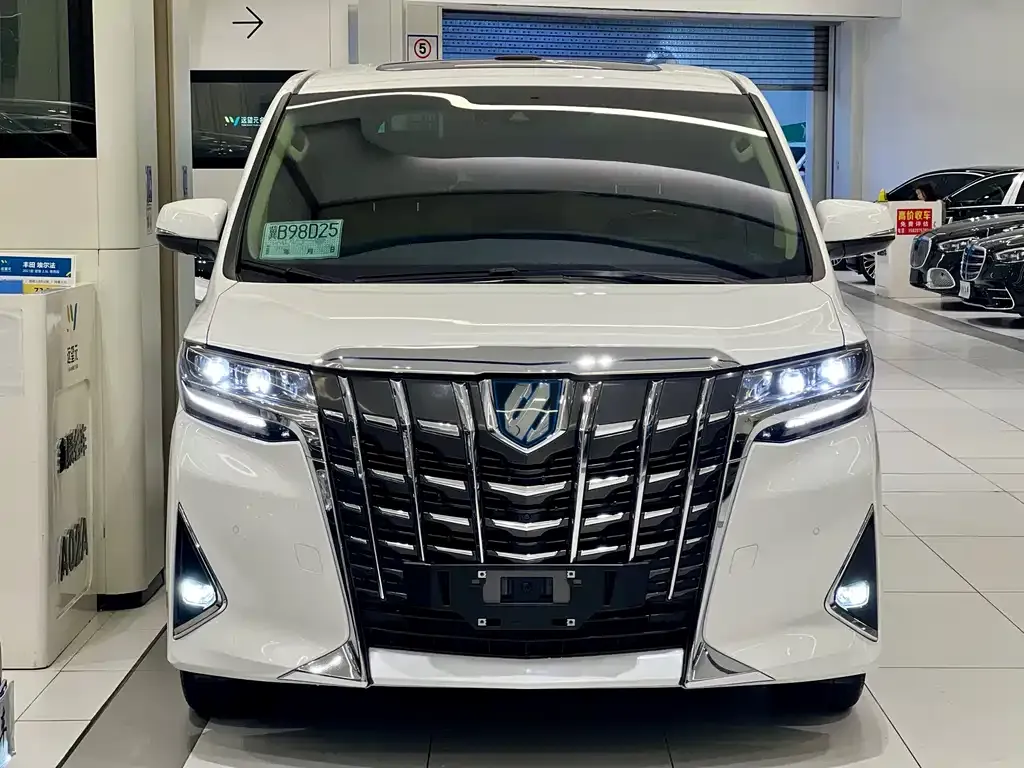 Toyota Alphard — фото 2
