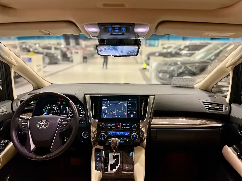 Toyota Alphard — фото 9