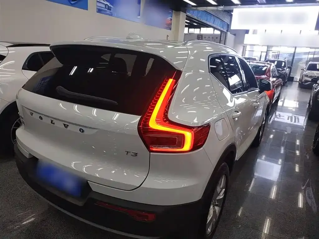 Volvo XC40 — фото 7