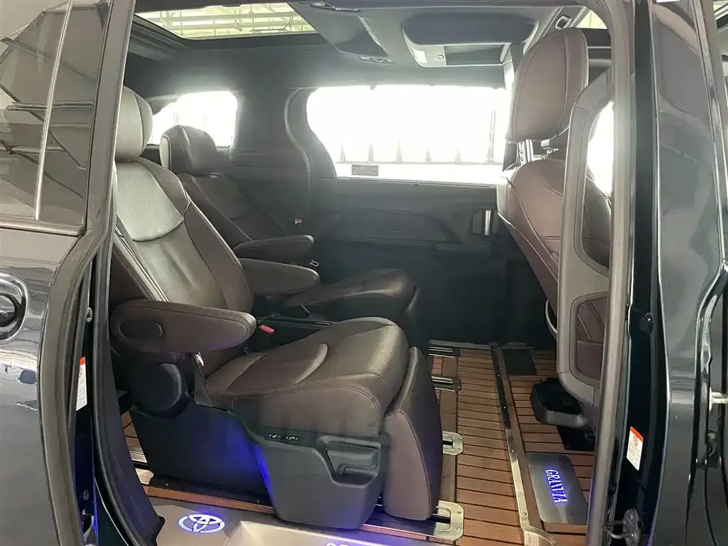 Toyota Granvia — фото 10