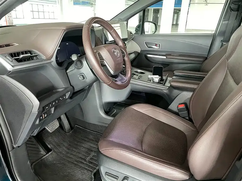 Toyota Granvia — фото 7